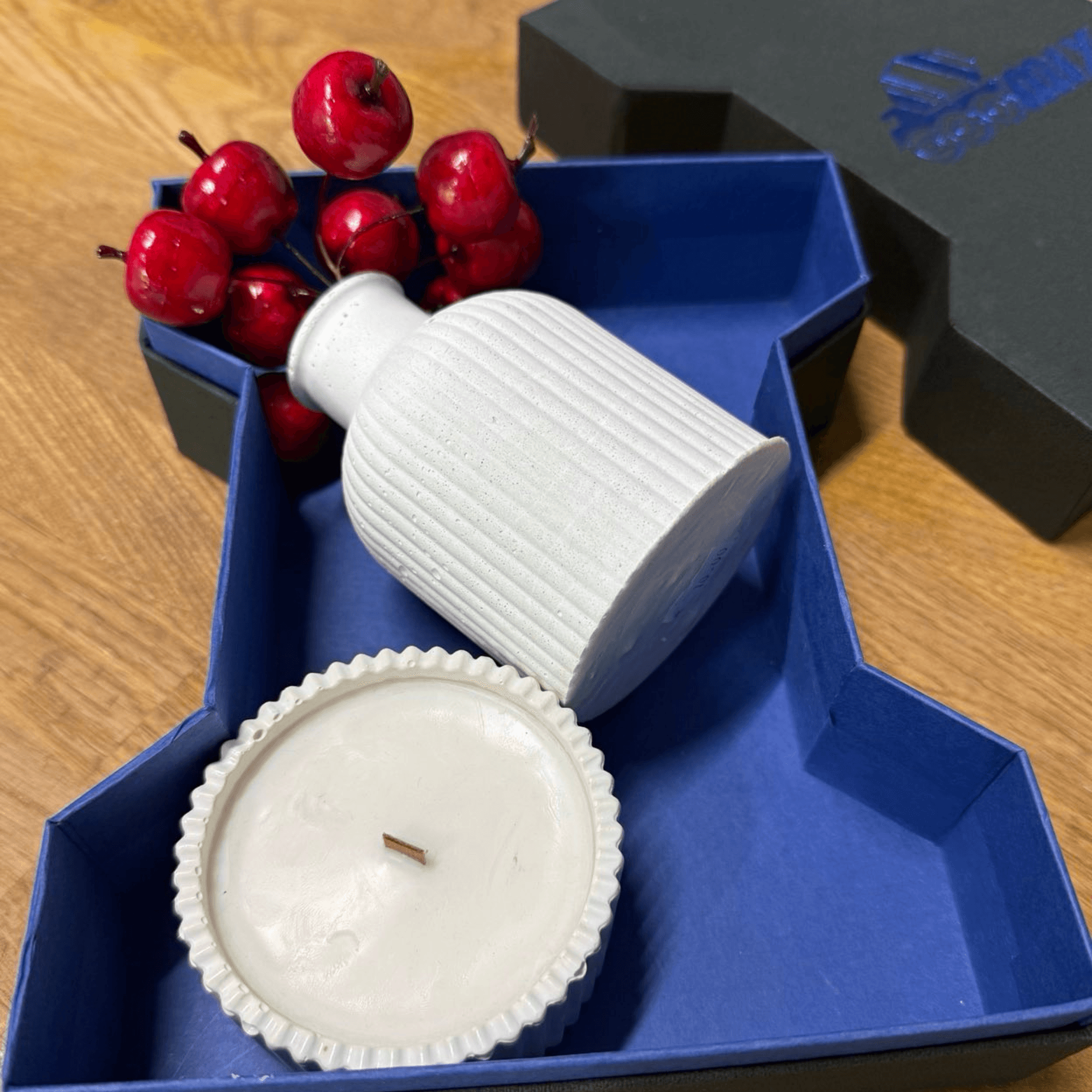 Manchmal beginnt ein Firmengeschenk nicht mit dem Produkt — sondern mit einer Form.