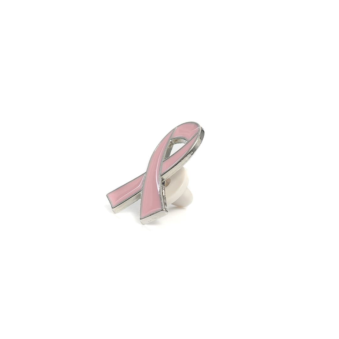 Rosa Schleife Anstecknadel als Symbol für Brustkrebs-Solidarität mit silbernem Rand auf weißem Hintergrund.