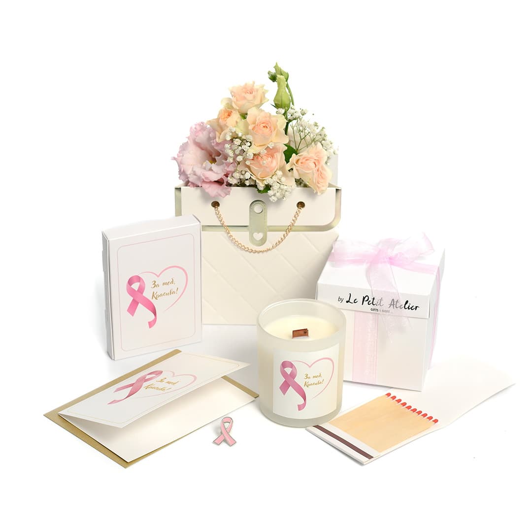 Elegantes Geschenkset mit rosa Schleife, Blumen, Kerze und Karte zur Förderung des Brustkrebs-Bewusstseins.